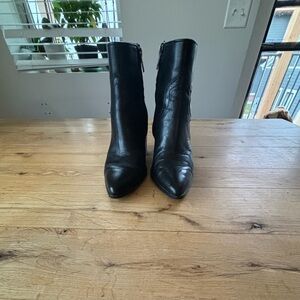 FRYE Flynn short leather bootie, leather sole, inside zip, sz 6.5, 2 1/2 in heel